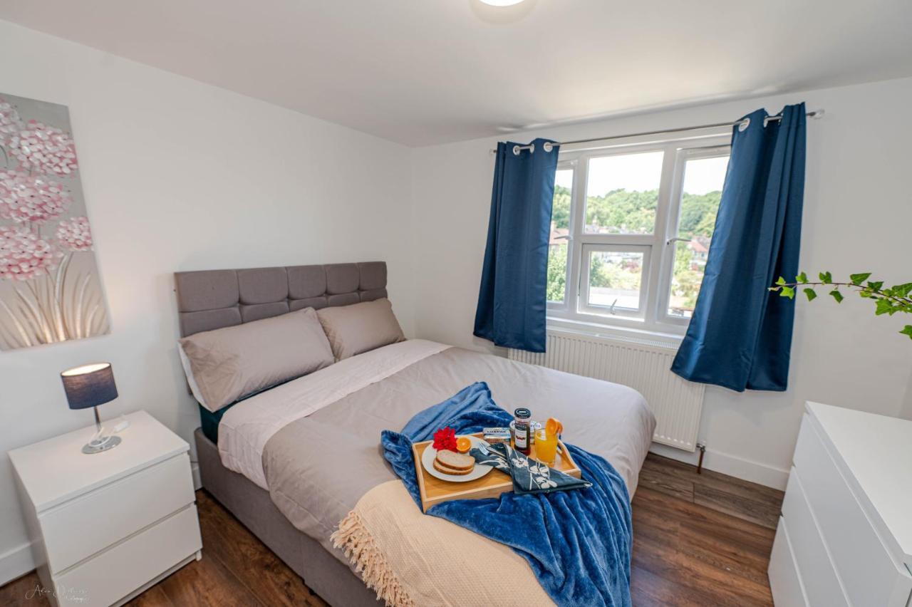 4 Bedrooms,2 Bathrooms House With Free Parking Plumstead  Exterior photo