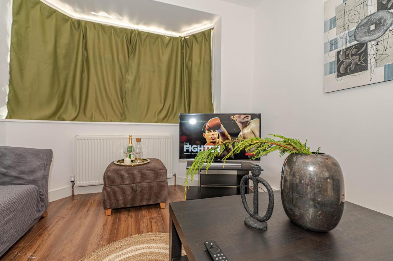4 Bedrooms,2 Bathrooms House With Free Parking Plumstead  Exterior photo
